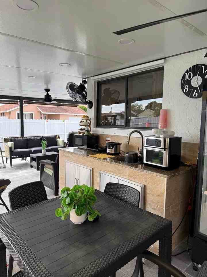 1041 Sw 111th Ave - Photo 7 of 31