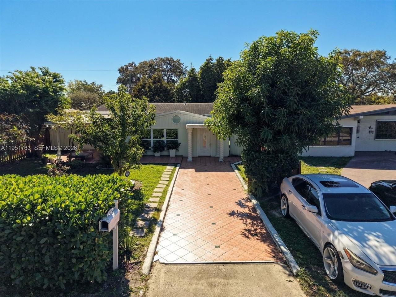 1624 Ne 175th St - Photo 2 of 47