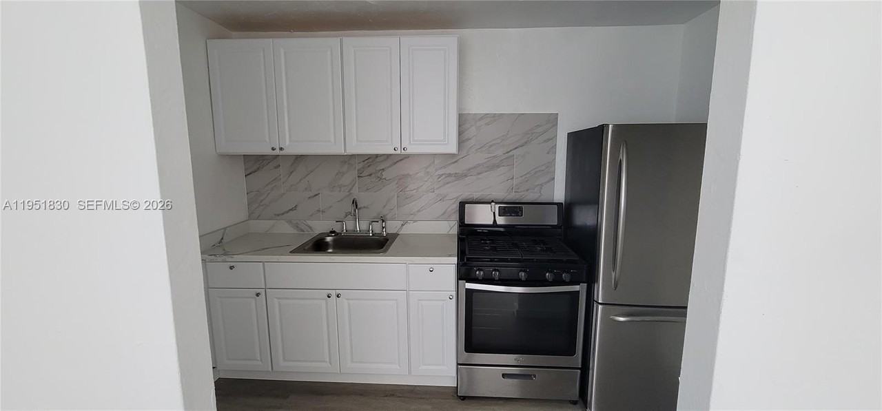 111 Sw 18th Ave #3 - Photo 2 of 17