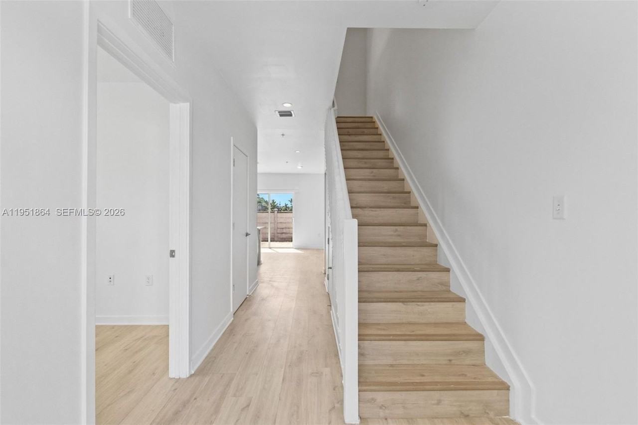 170 Nw 158th St #8 - Photo 2 of 24