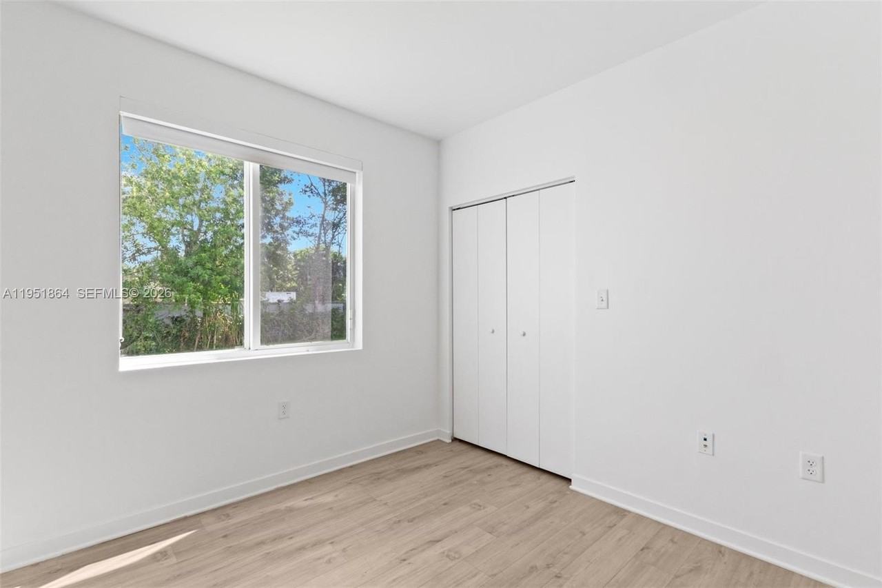 170 Nw 158th St #8 - Photo 4 of 24