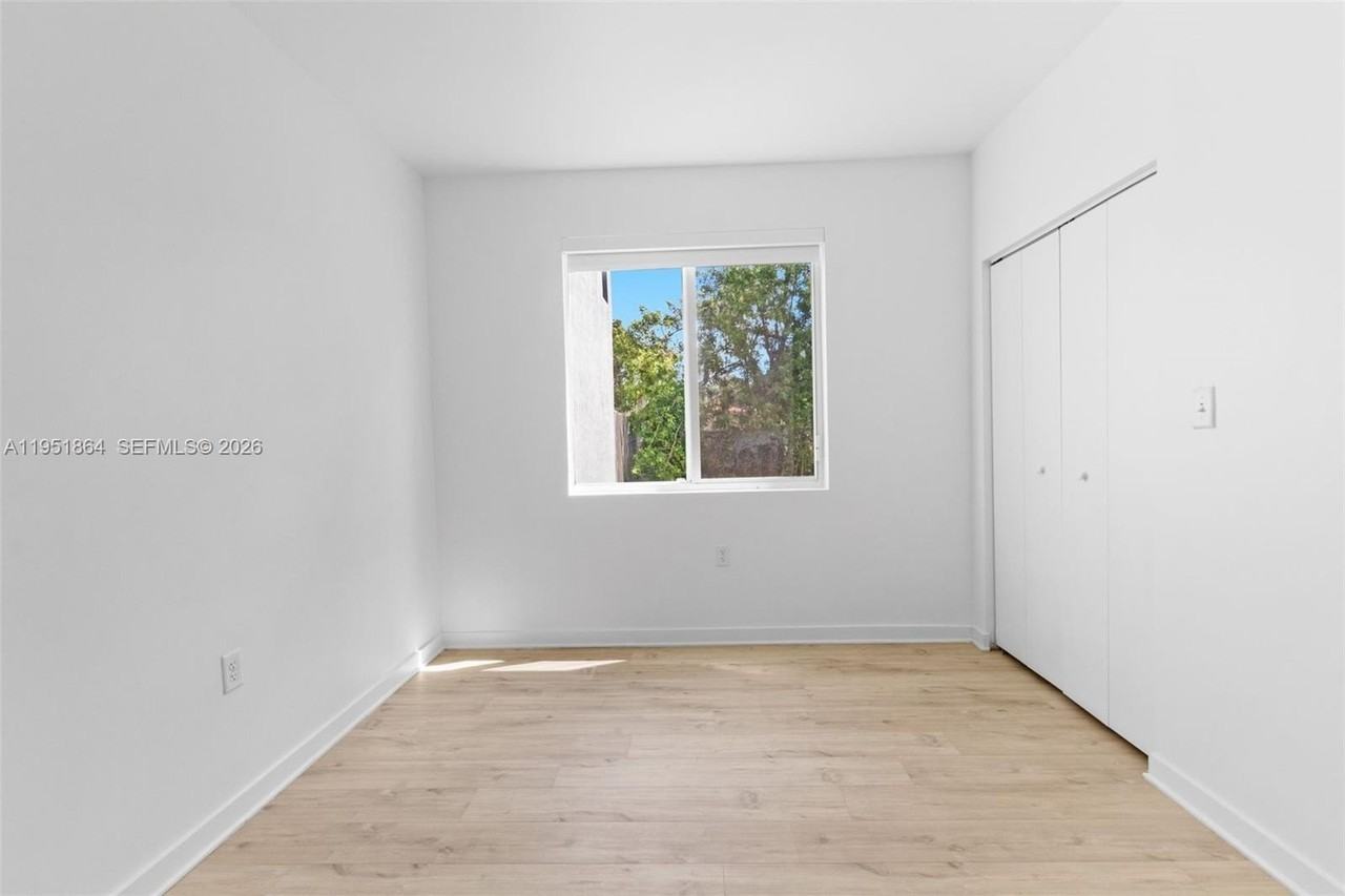 170 Nw 158th St #8 - Photo 5 of 24