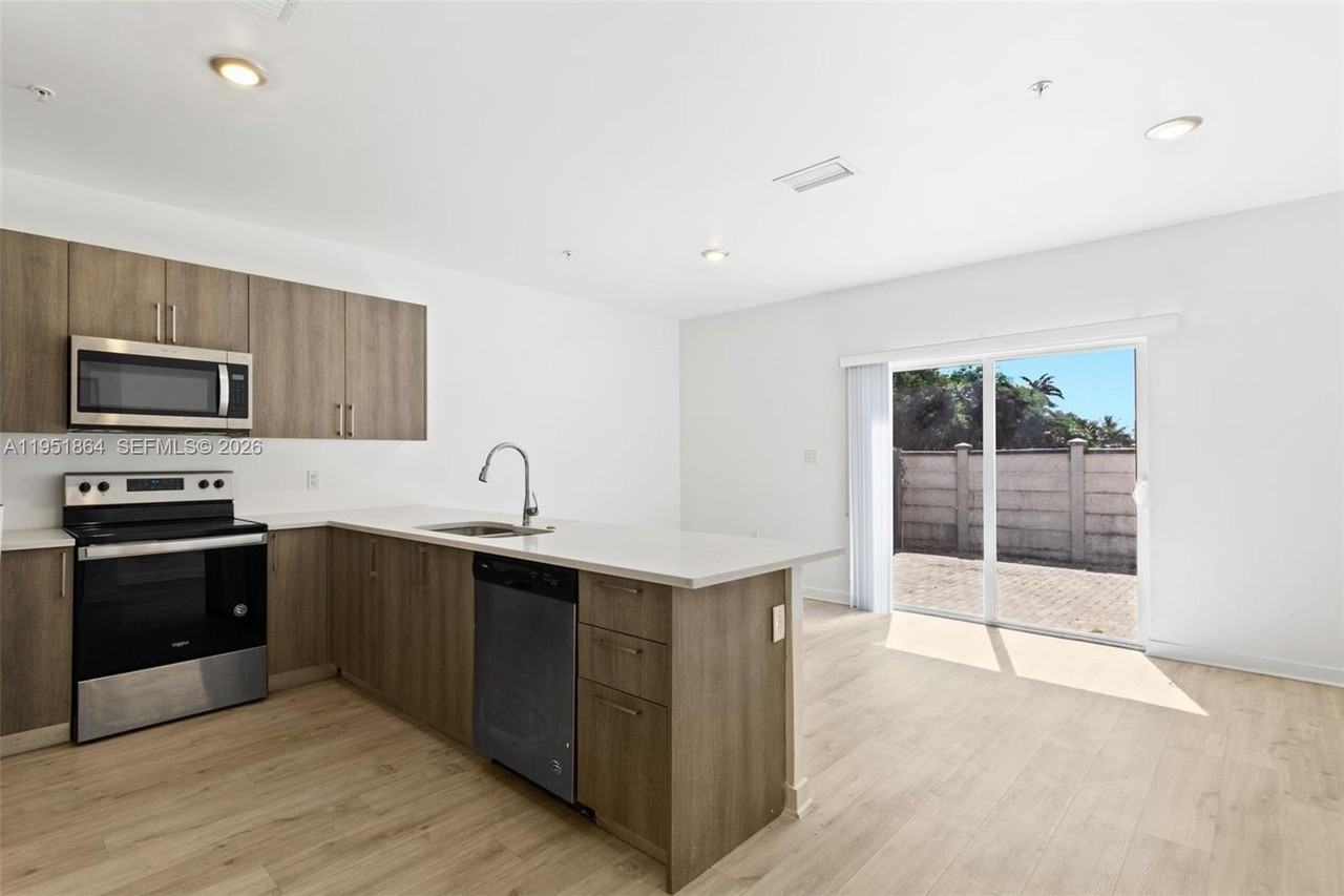 170 Nw 158th St #8 - Photo 7 of 24