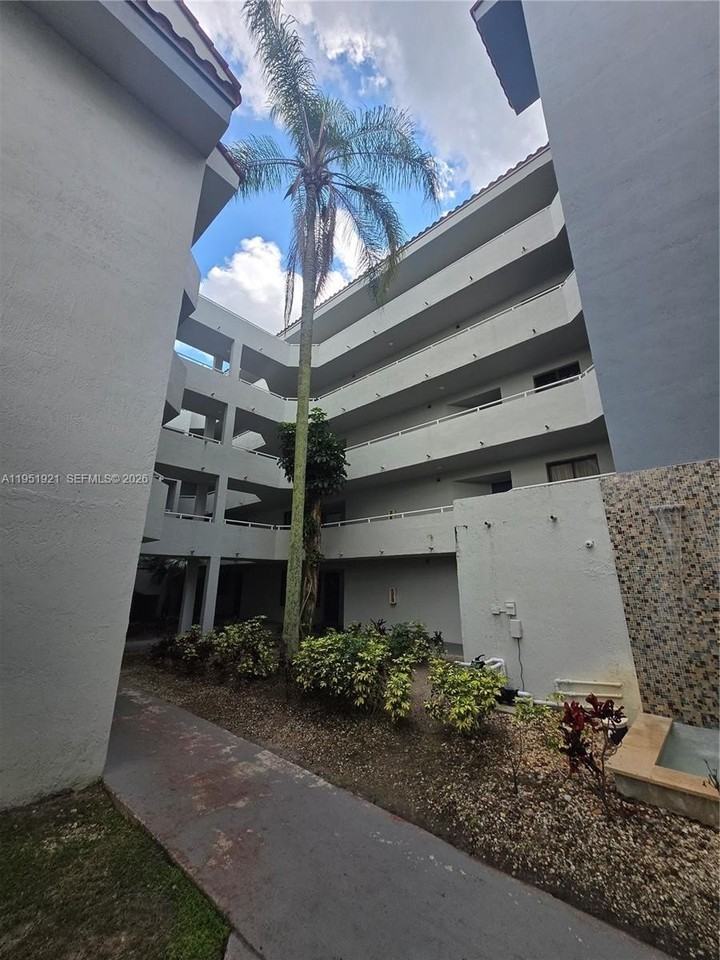 8205 Sw 152nd Ave #F207