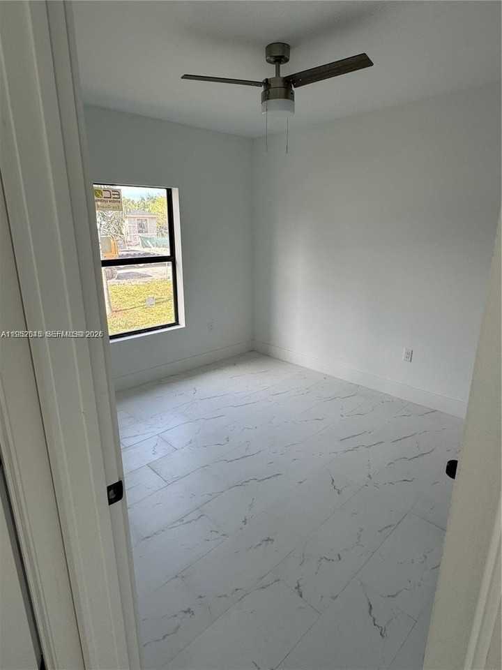 325 Nw 11th St #A - Photo 2 of 10