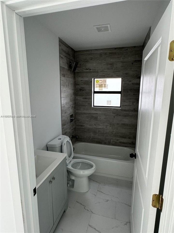 325 Nw 11th St #A - Photo 3 of 10