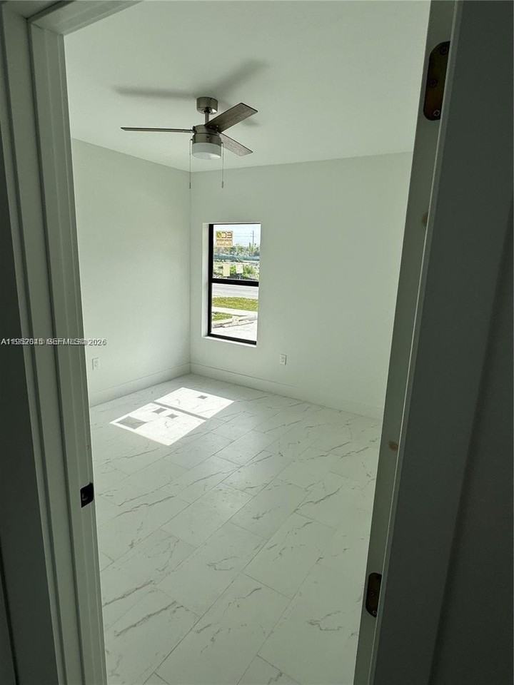 325 Nw 11th St #A - Photo 4 of 10