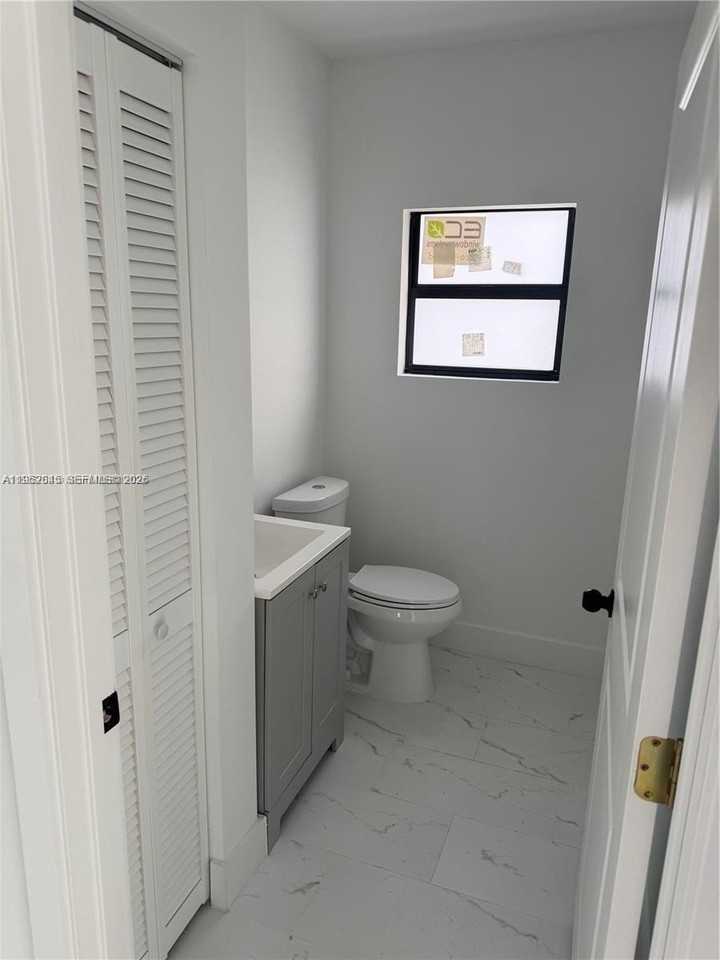 325 Nw 11th St #A - Photo 5 of 10