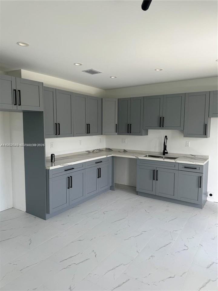 325 Nw 11th St #A - Photo 7 of 10