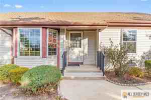 featured image of 18 Benjamin Franklin Dr