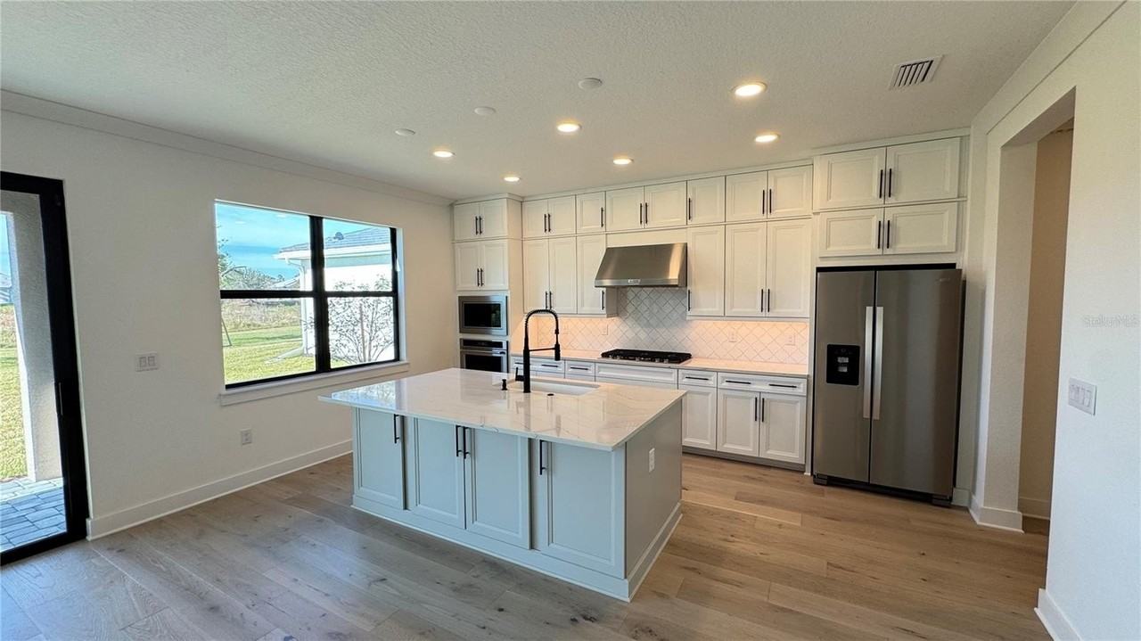 18515 Midsummer Pl - Photo 5 of 48