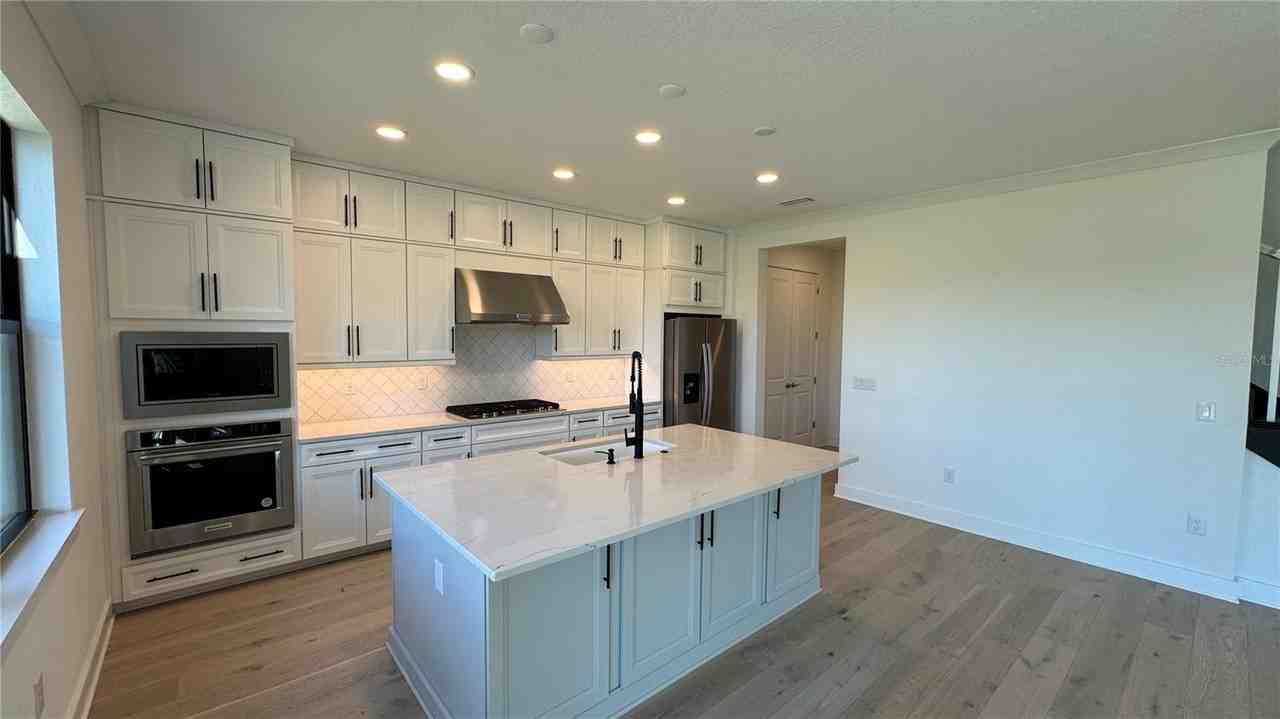 18515 Midsummer Pl - Photo 6 of 48