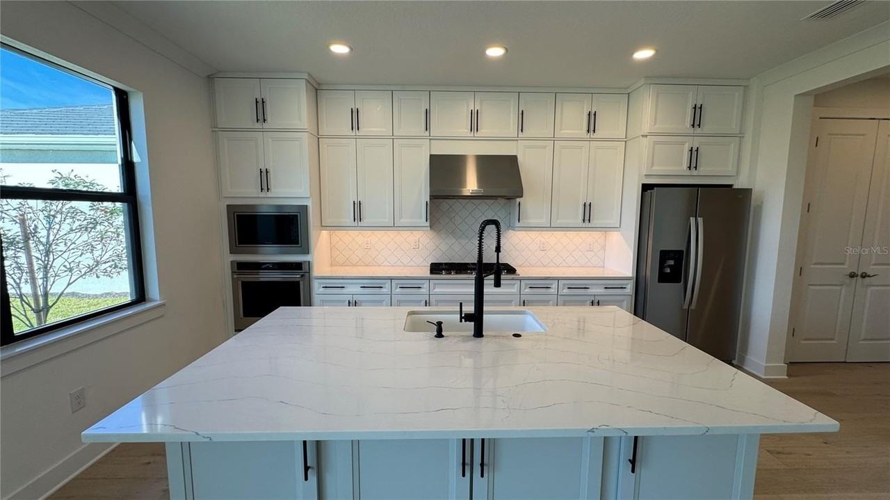 18515 Midsummer Pl - Photo 7 of 48