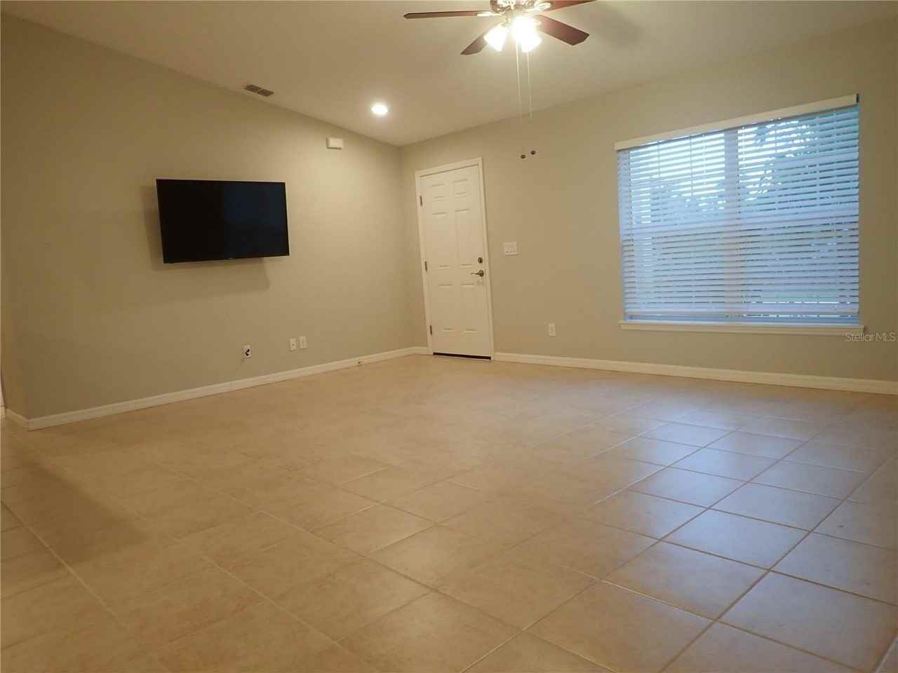 11200 Chalet Ave - Photo 4 of 20