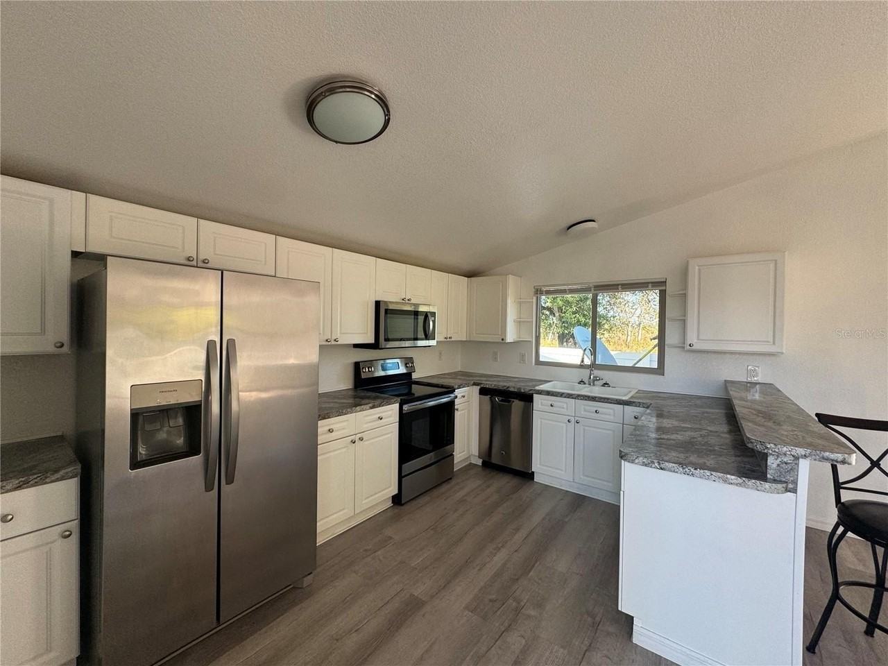 7370 Sw Collins St - Photo 3 of 18