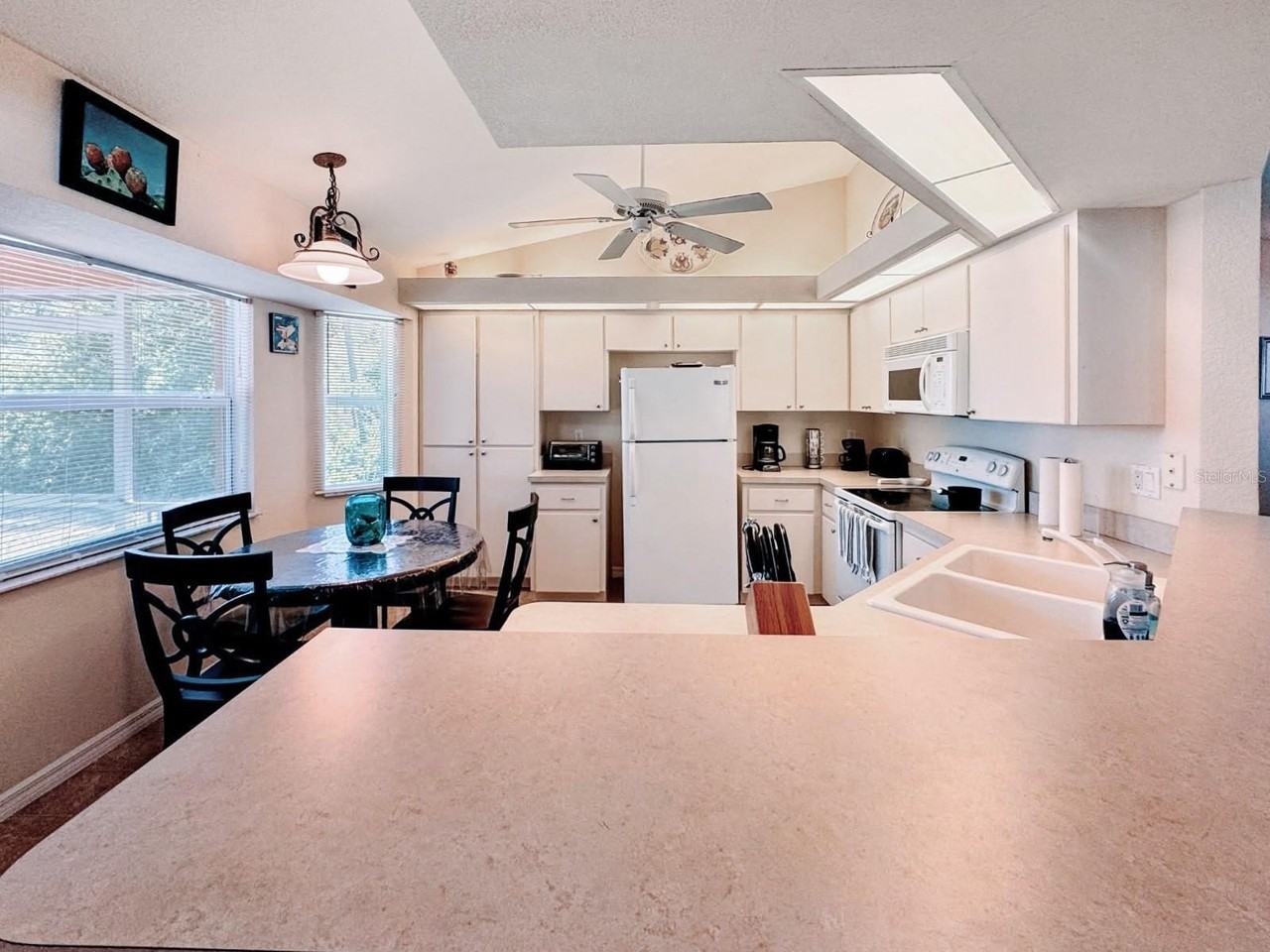 18353 Grace Ave - Photo 4 of 11