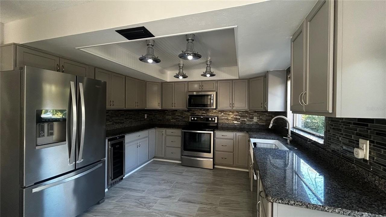 1606 Nw 22nd St - Photo 2 of 40