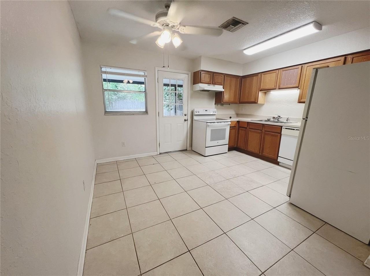 110 Willow Ave - Photo 4 of 8