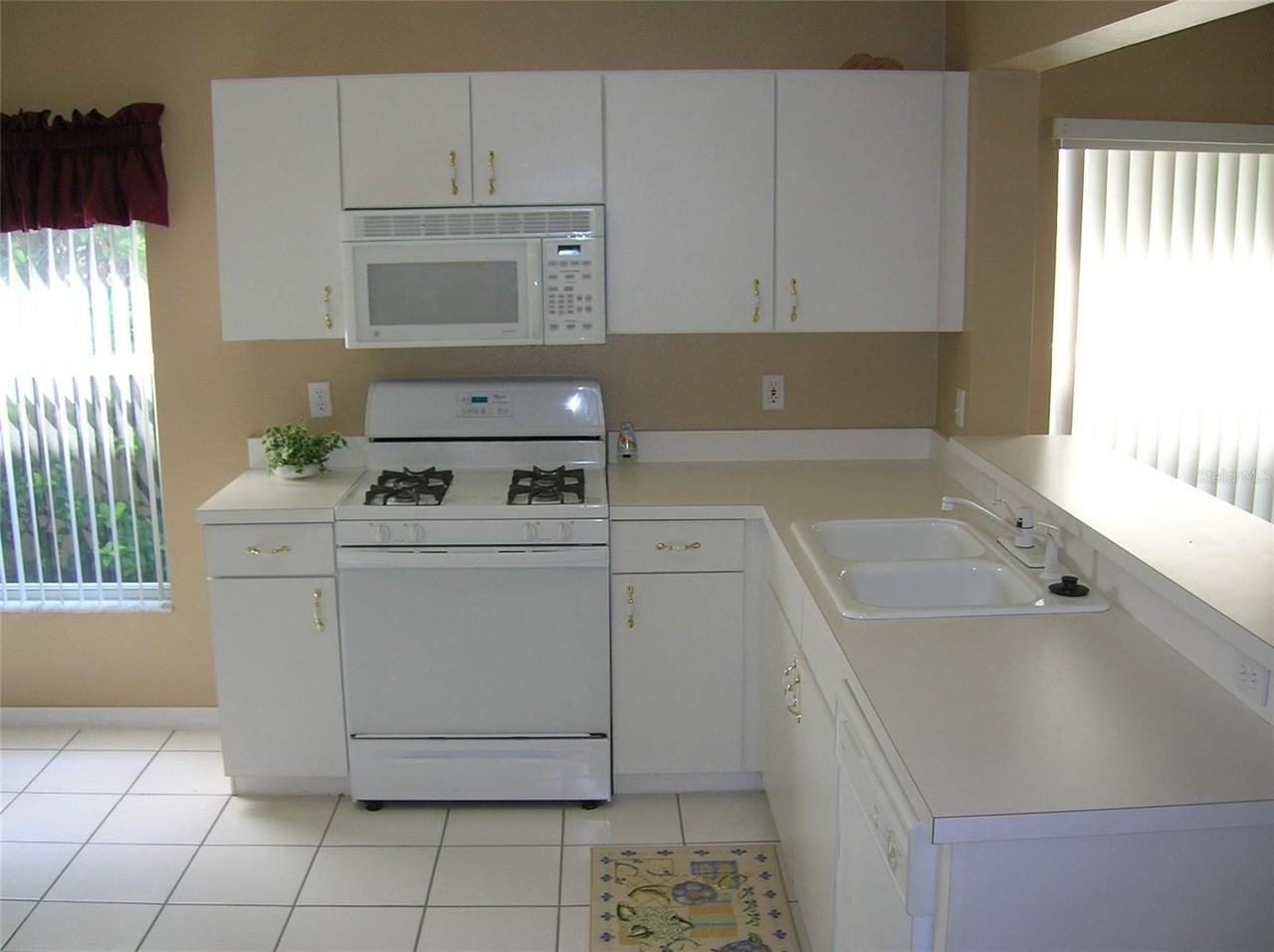 1061 Ballyshannon Pkwy - Photo 3 of 11