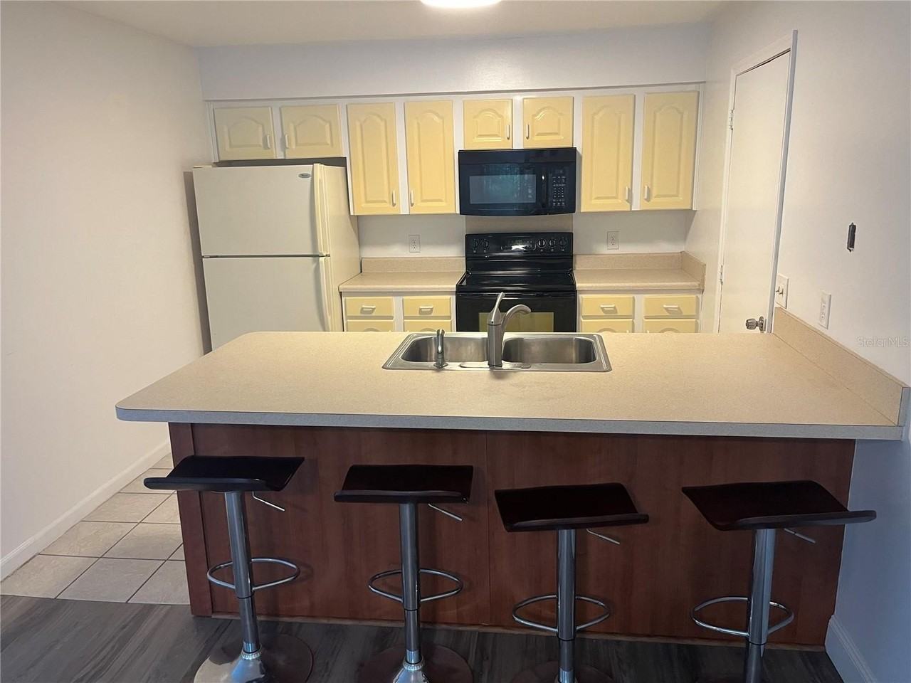 10108 Bluff Ct - Photo 4 of 18