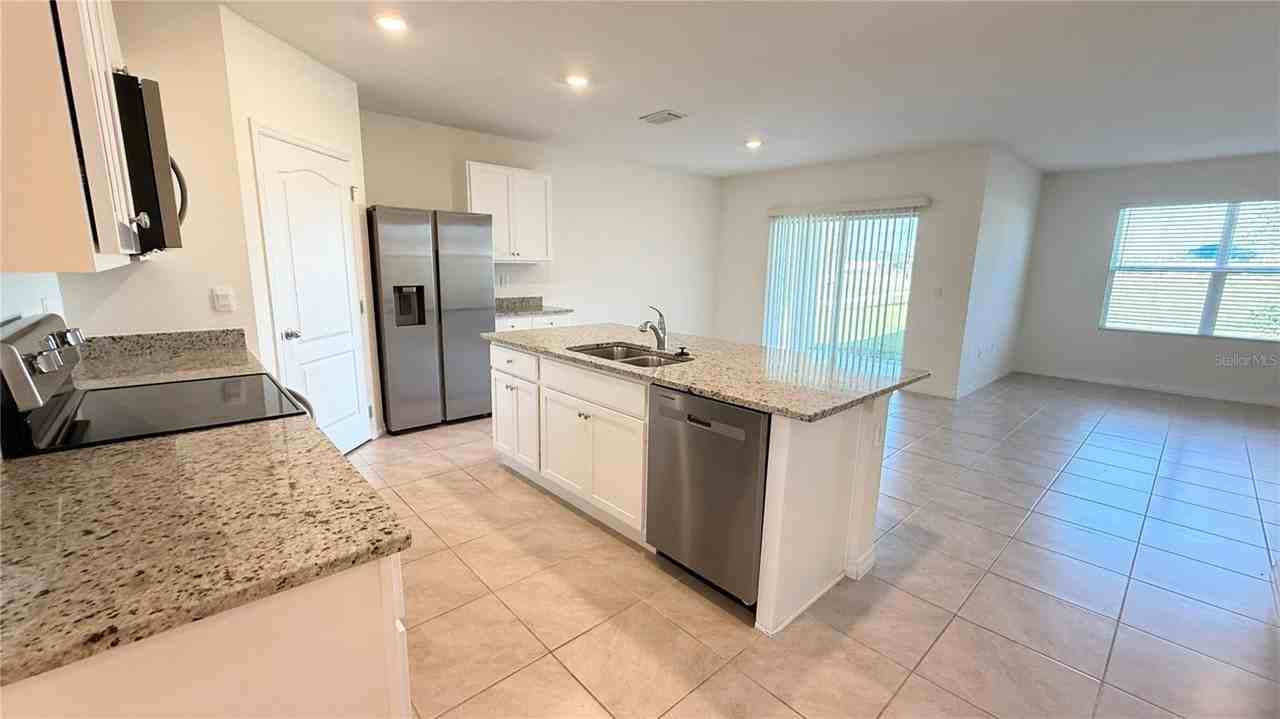 1003 Cascade Dr - Photo 5 of 39