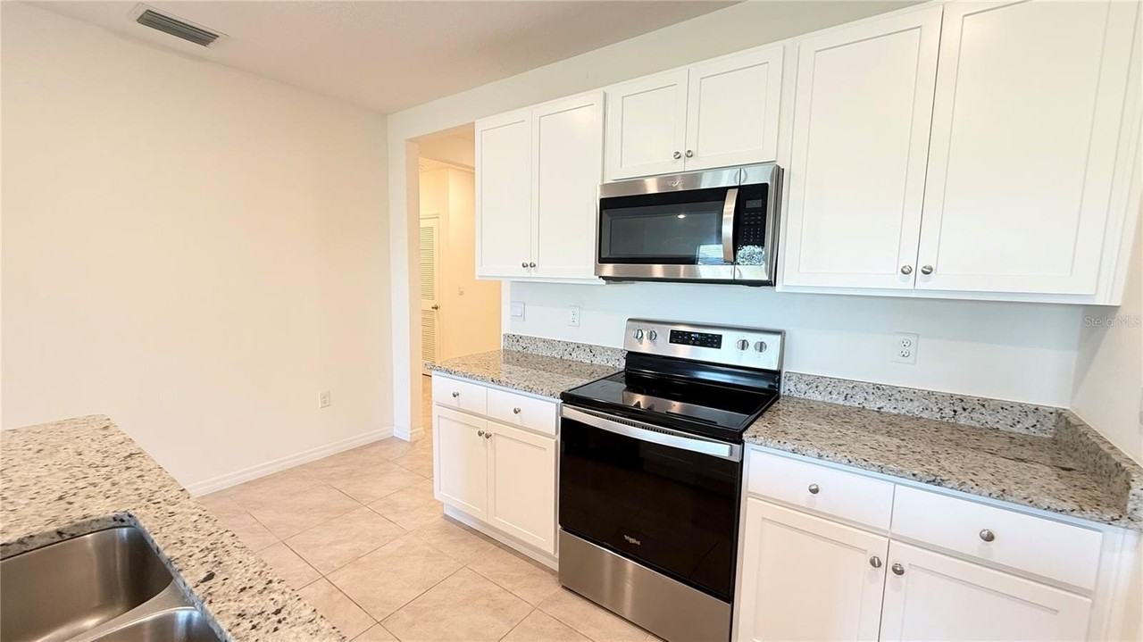 1003 Cascade Dr - Photo 7 of 39