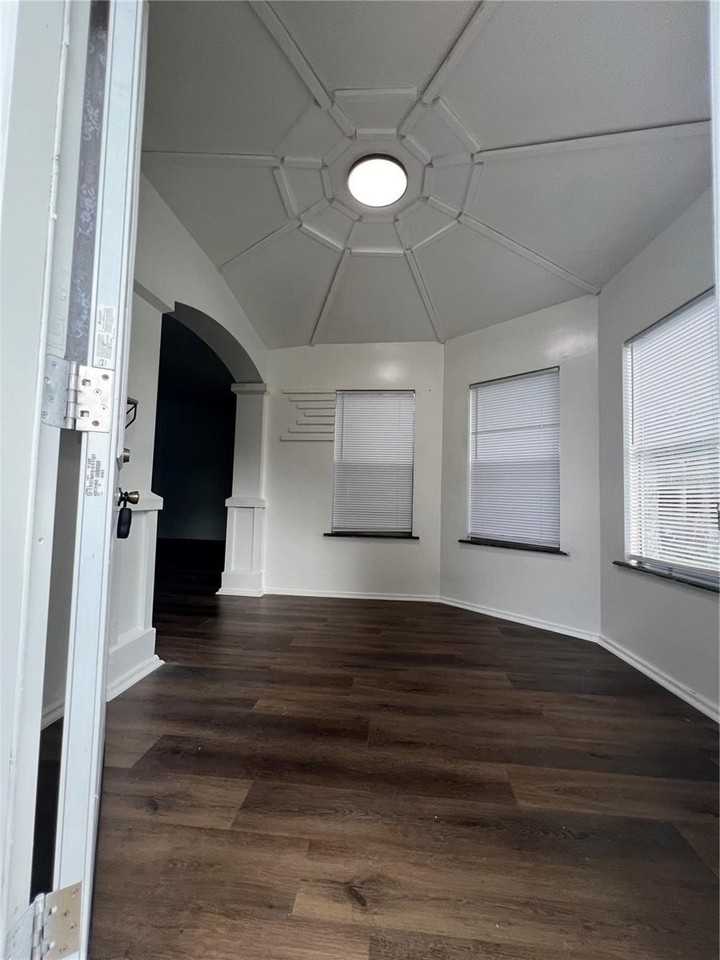 5195 Countryside Ct - Photo 3 of 20