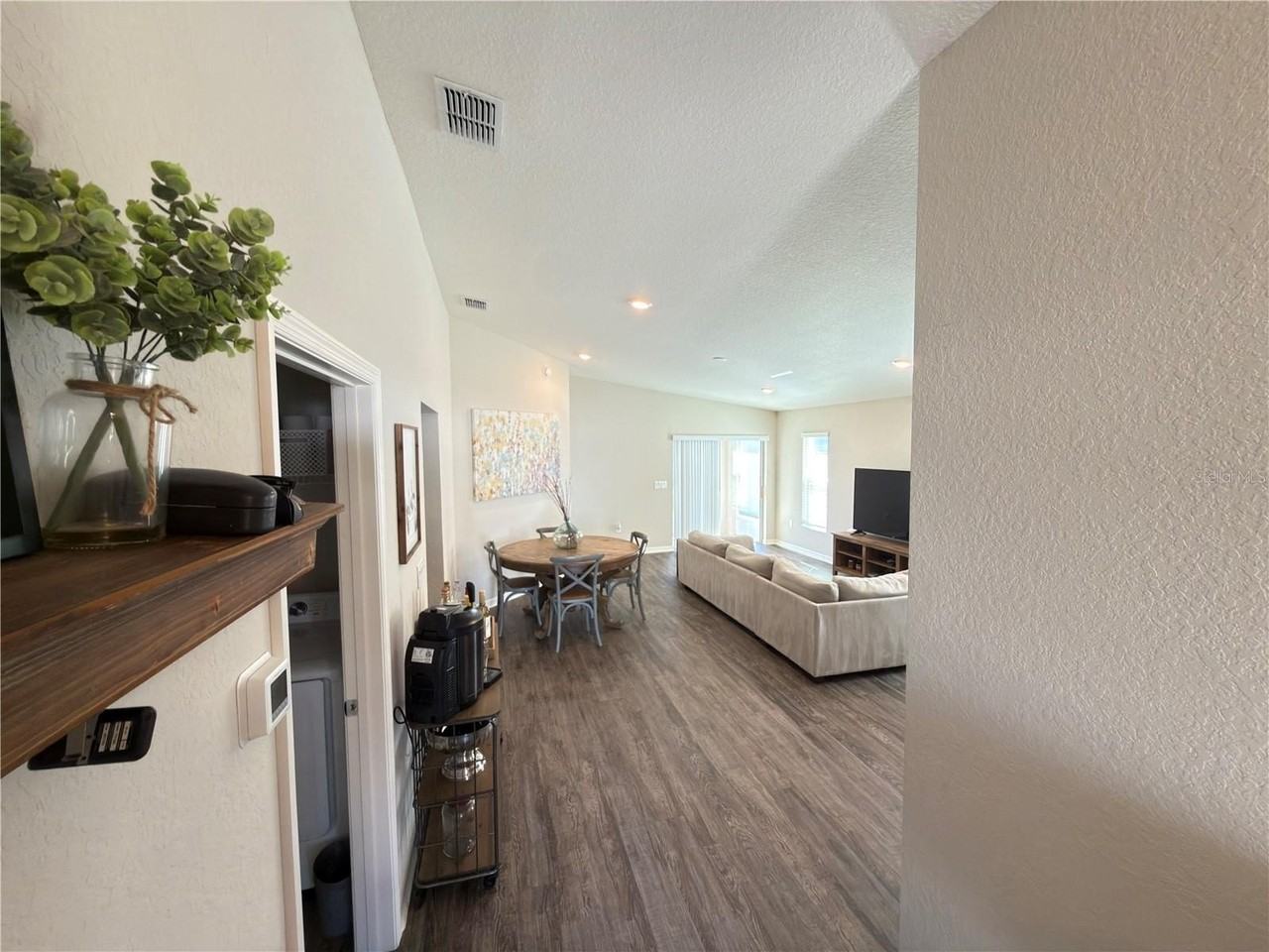 1088 Zion Dr - Photo 6 of 41