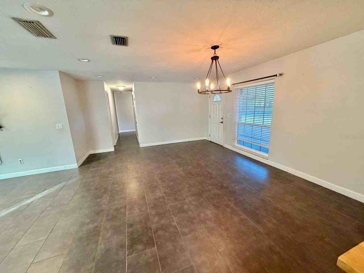 653 Sherwood Dr - Photo 4 of 30