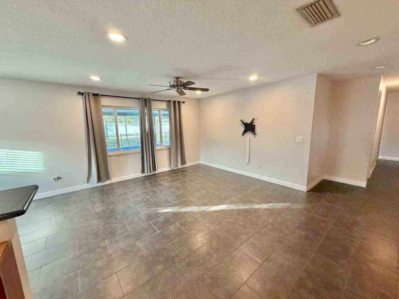 653 Sherwood Dr - Photo 5 of 30