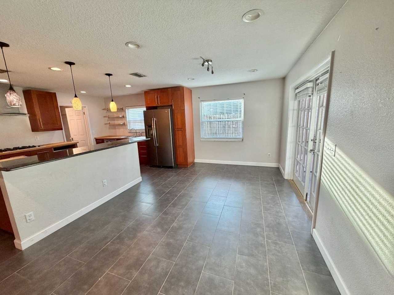 653 Sherwood Dr - Photo 7 of 30