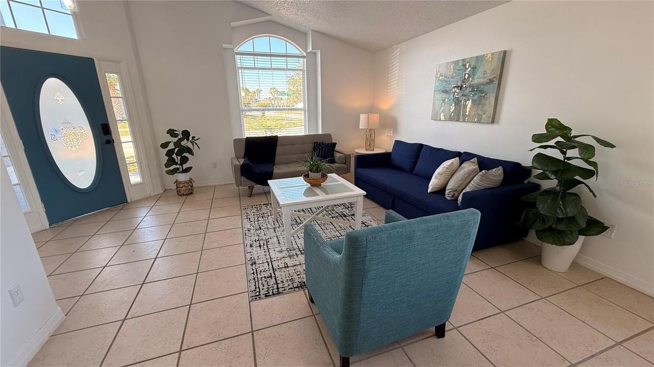 605 Rochester Loop - Photo 2 of 37