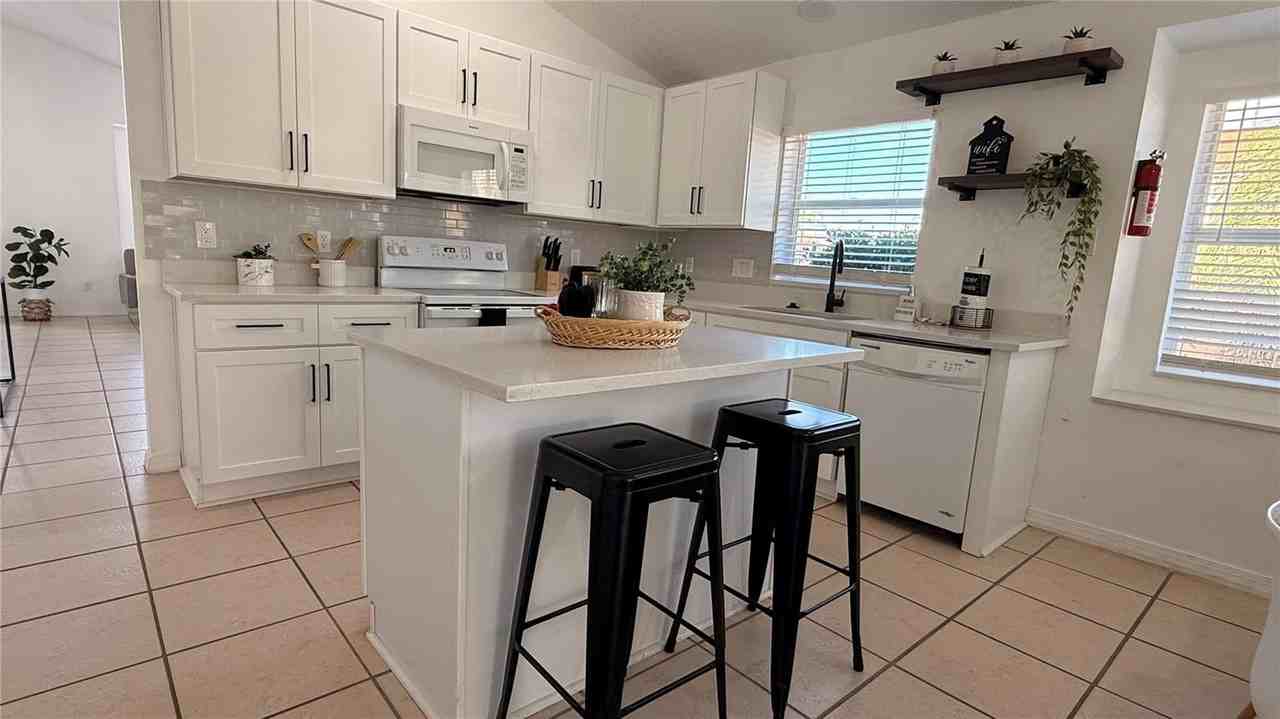 605 Rochester Loop - Photo 4 of 37