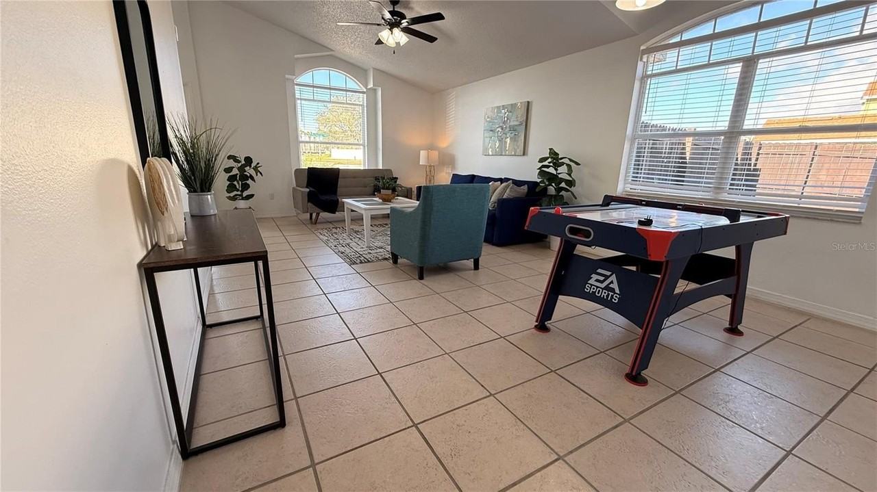 605 Rochester Loop - Photo 6 of 37