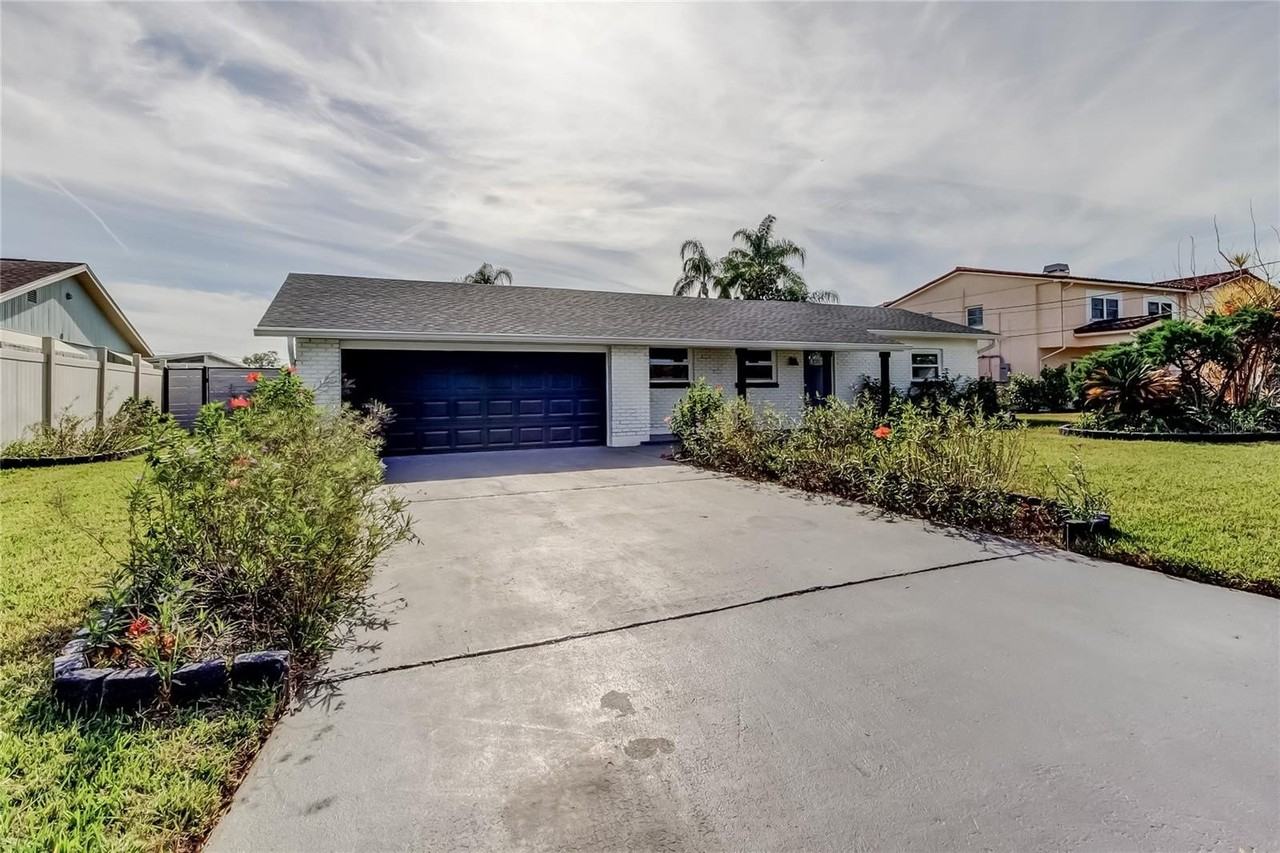 8722 Elmwood Ln - Photo 2 of 28