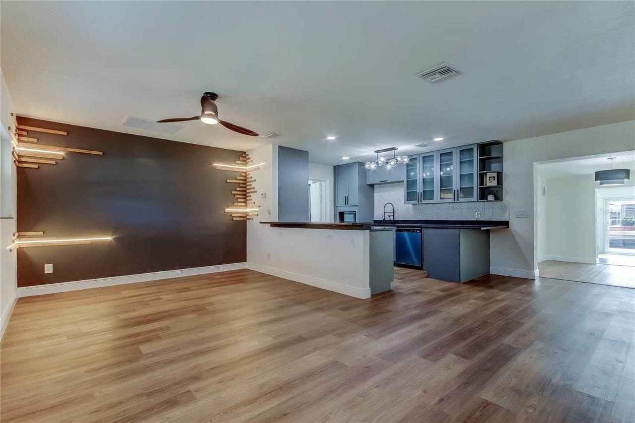 8722 Elmwood Ln - Photo 3 of 28