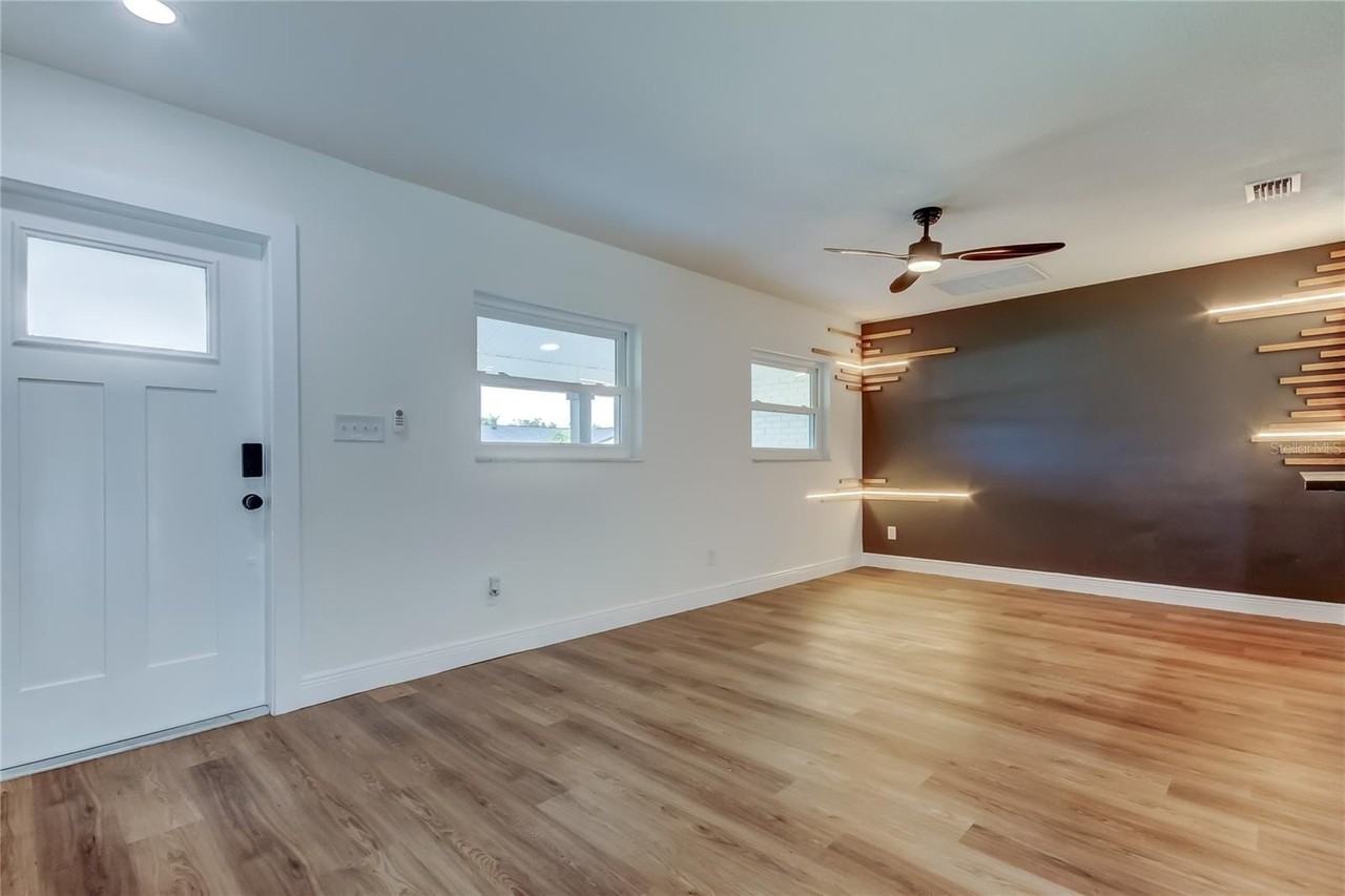 8722 Elmwood Ln - Photo 4 of 28