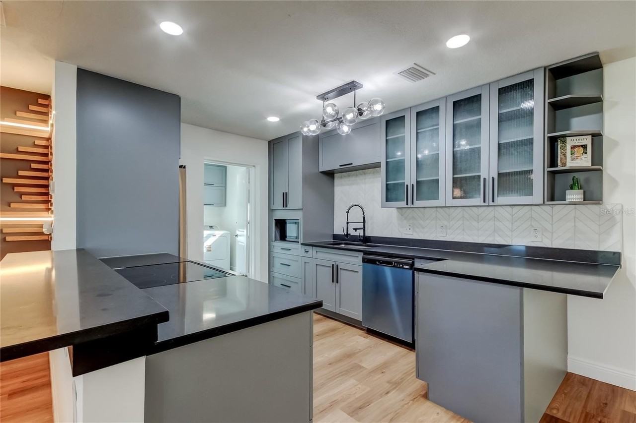 8722 Elmwood Ln - Photo 5 of 28