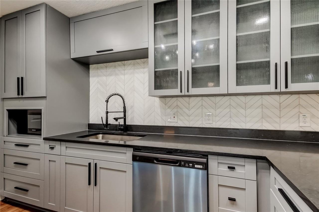 8722 Elmwood Ln - Photo 6 of 28