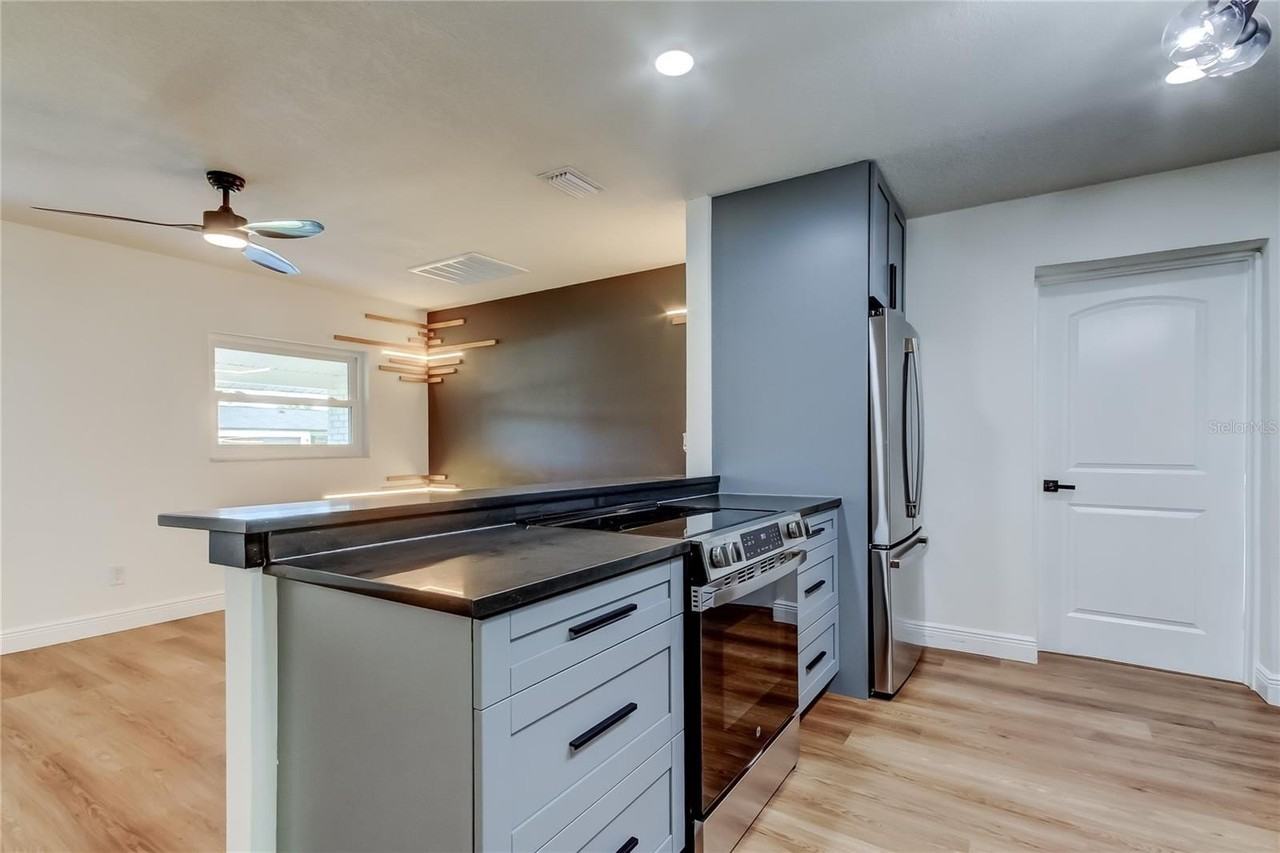 8722 Elmwood Ln - Photo 7 of 28