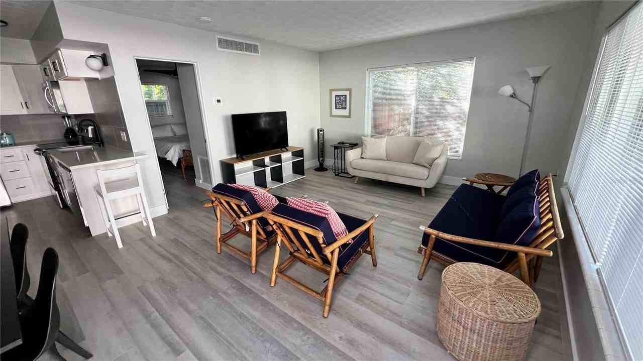 976 Tennessee Ln - Photo 2 of 14