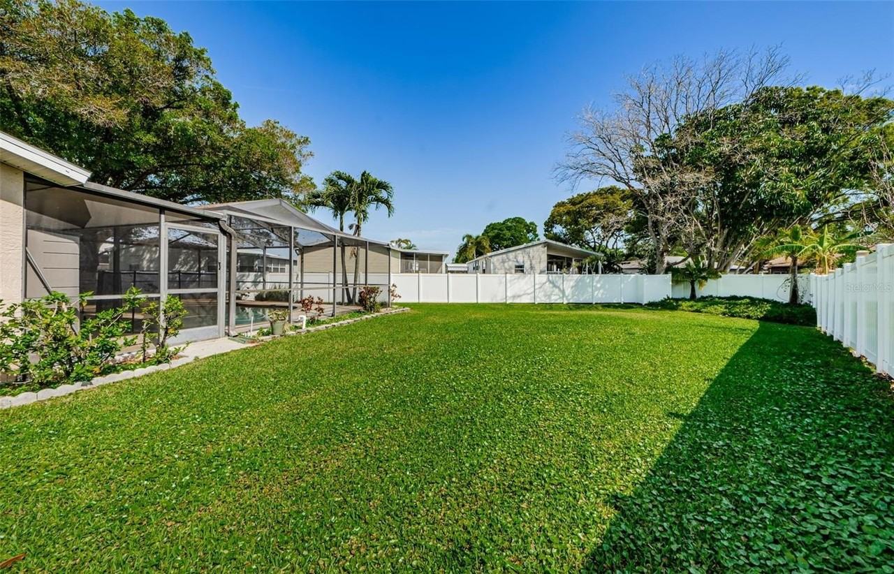 6311 103rd Ave N - Photo 4 of 17