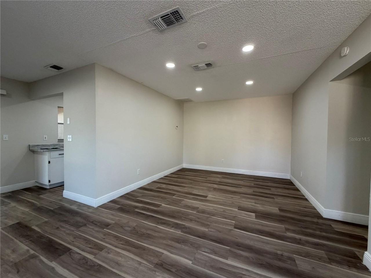 1244 London Ave - Photo 3 of 9