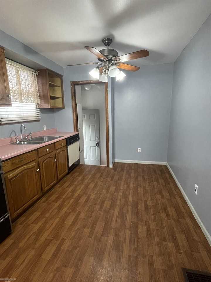 16173 Forest Ave - Photo 4 of 12