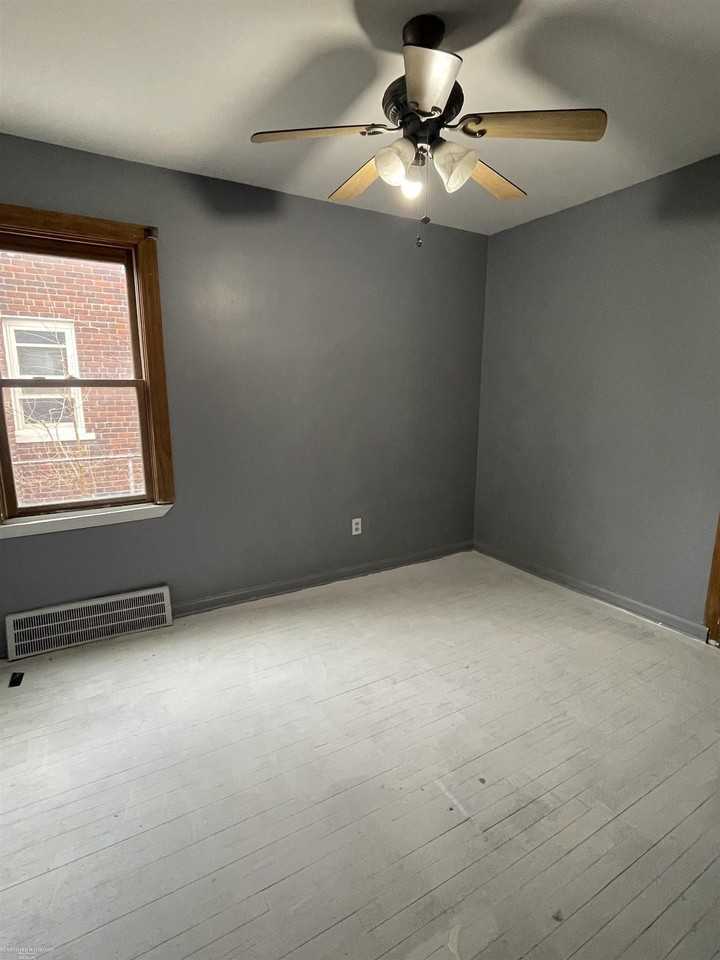 16173 Forest Ave - Photo 6 of 12