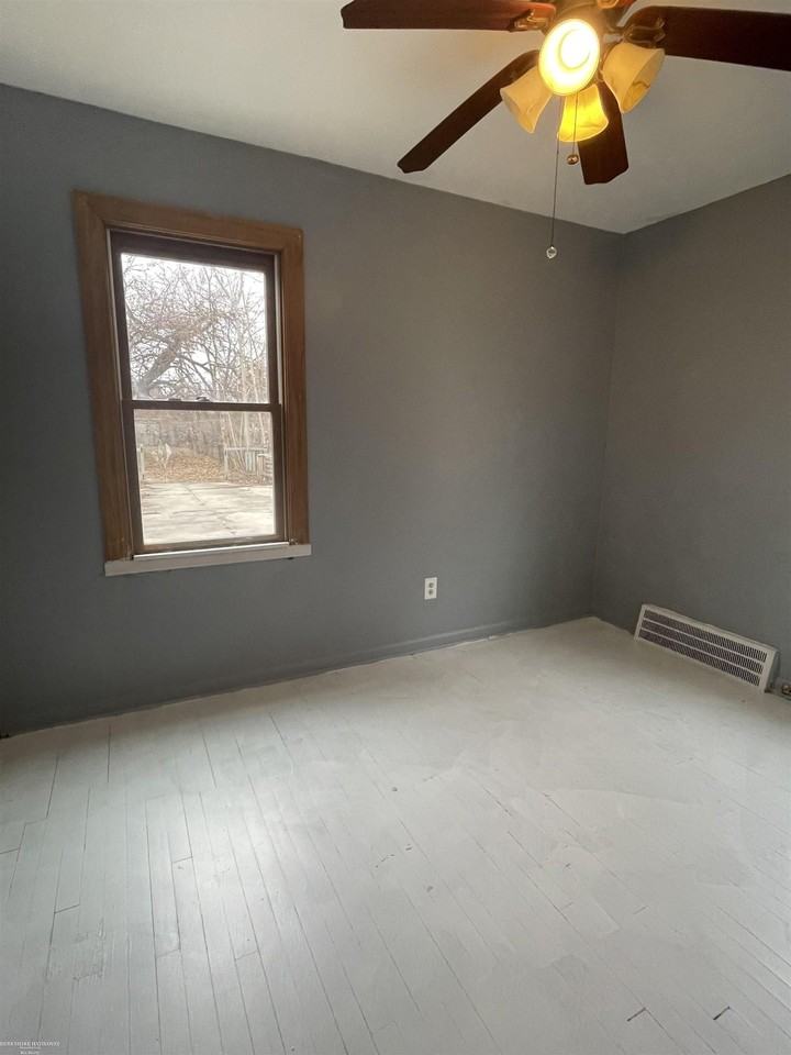 16173 Forest Ave - Photo 7 of 12