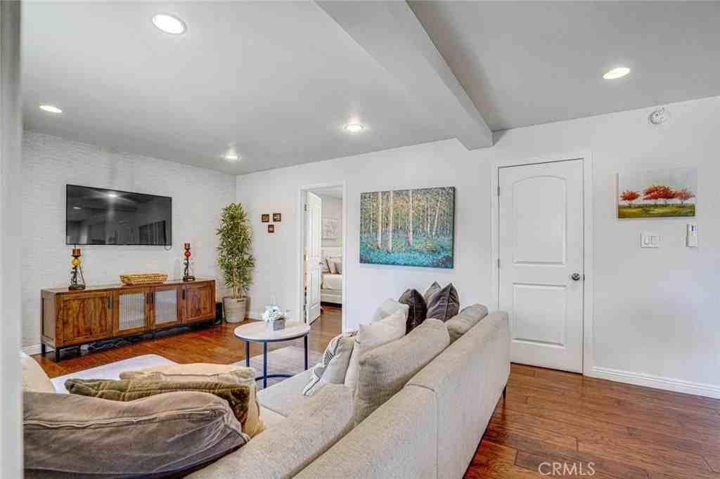 1301 S Hudson Ave - Photo 4 of 38