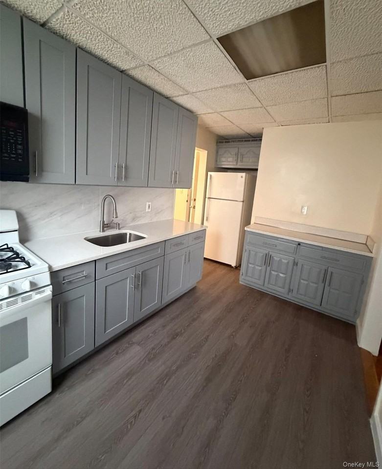 9347 202nd St - Photo 2 of 11