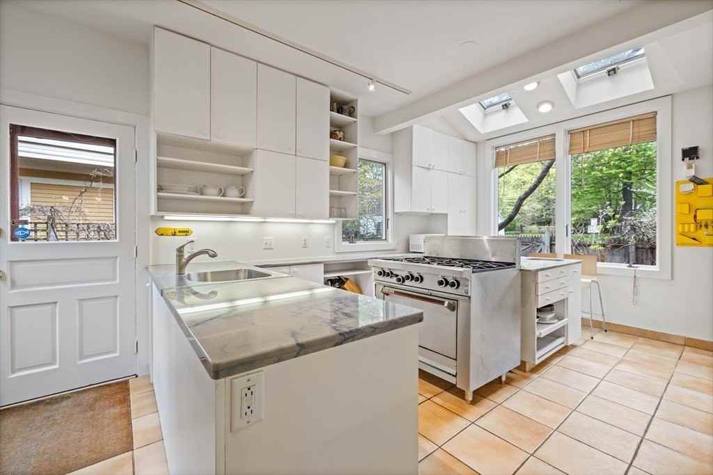 14 Linnaean St - Photo 2 of 13