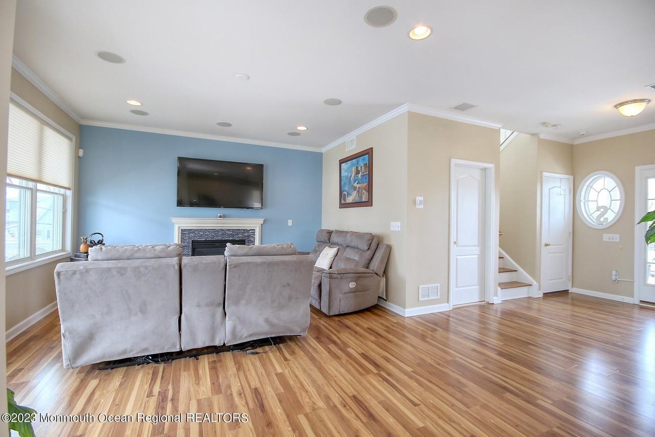 207 Ceylon Ave - Photo 4 of 50